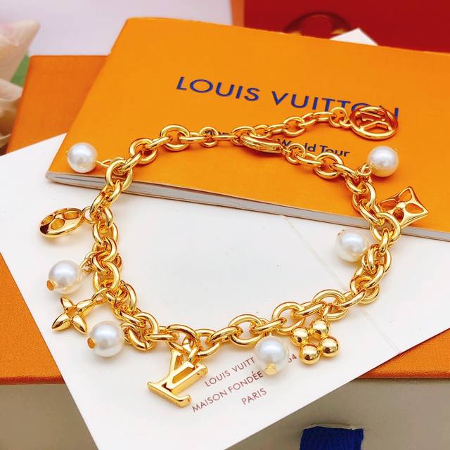 编号Lsl0202 Lv*最新款珍珠手链 一致Zp黄铜材质