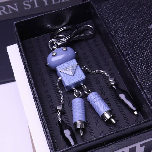 普拉达 Prada 机器人钥匙扣官网款，三角牌吊坠皮圈钥匙扣，车钥匙挂件包包配饰，顶级进口Pu材质抛光钢配件 原版Logo非常精致！