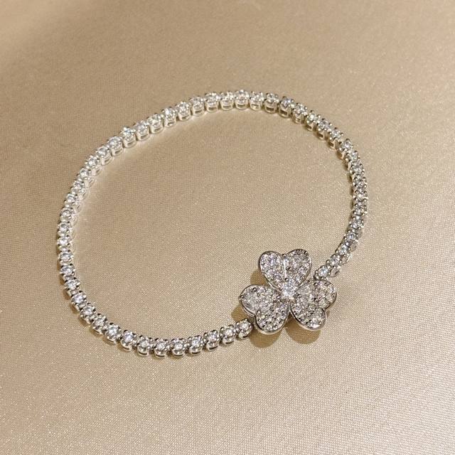 A6189 Cleef & Arpels 梵家 三叶草 满钻 手链 Frivole系列 S925纯银镶嵌厚金材质 非常非常非常的精美，不论外观，形状，刻字细节，