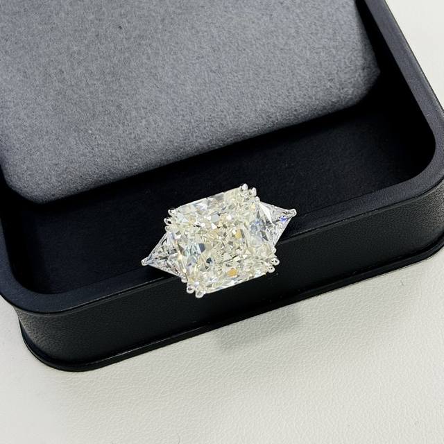 A1963 仿真钻 富婆系列 通体925纯银 四爪 五克拉 冰花切戒指 用钻石的切割工艺来切割人工钻，一定要入了去感受一下我们的钻的魅力，会颠覆你对钻的认知，切