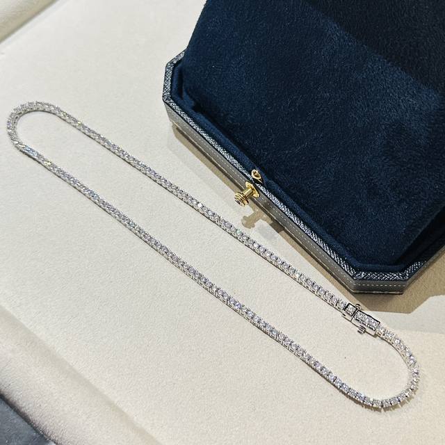 A2281 T家 四爪 排钻 30分钻石项链 爆款 钻直径款4Mm 约38Cm 长 刚 露面 怕一出来就会被抢光。 超闪的钻石项链 大牌 八心八箭水晶 突袭突袭