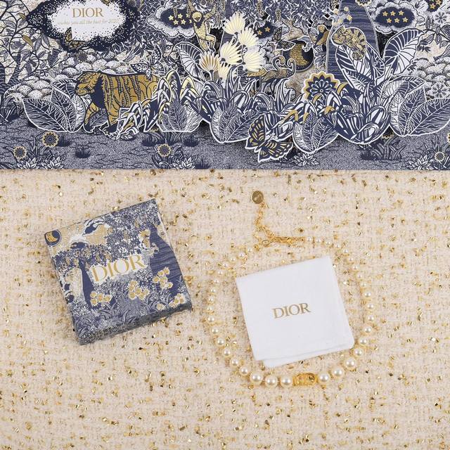 96 我们出品 Zp7410，量大咨询客Fu 必入珍珠Choker 巨美，巨美的珍珠Choker，珍珠从大到小的渐变，每颗珍珠中间都有一颗特定的小扁金珠，最中间