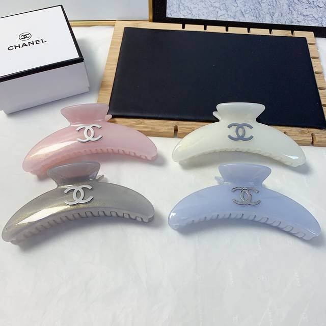 Chanel小香 Chanel发夹 醋酸钛钢Logo抓夹 气质百搭 日常精致小单品 小仙女必入单品 宝藏款 闭眼入推荐款 单个 配发箍盒