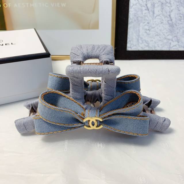 Chanel小香 Chanel抓夹 牛仔蝴蝶结钛钢Logo抓夹 气质百搭 日常精致小单品 小仙女必入单品 宝藏款 闭眼入推荐款 单个 配发箍
