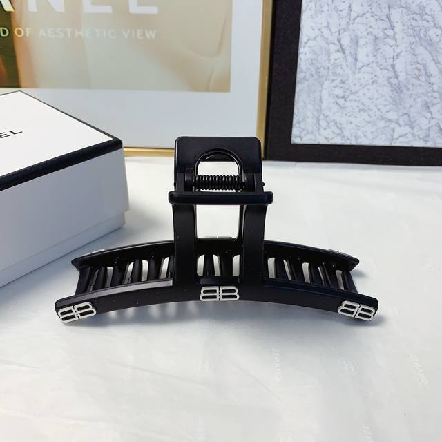 Balenciaga巴黎世家 Balencia抓夹 新款钛钢Logo抓夹 气质百搭小仙女必入 宝藏款闭眼入推荐款 单个 配发箍盒