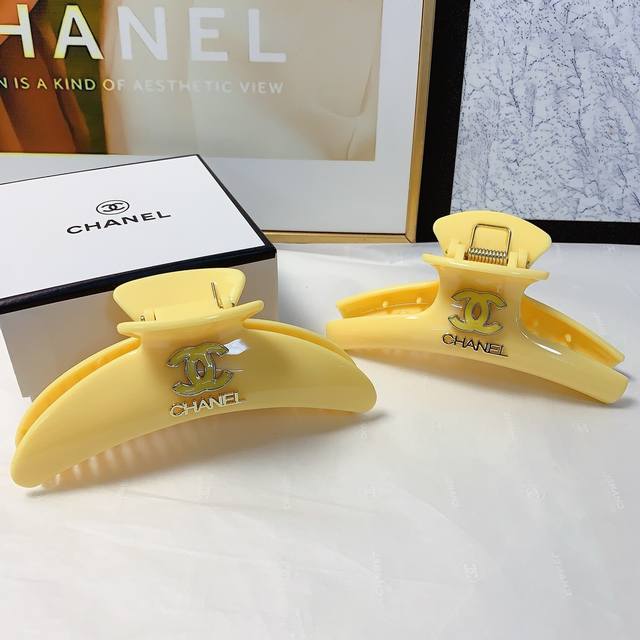 Chanel小香 Chanel发夹 亚克力彩色Logo抓夹 气质百搭 日常精致小单品 小仙女必入单品 宝藏款 闭眼入推荐款 单个 配发箍盒