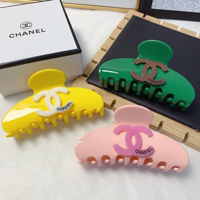 Chanel小香 Chanel发夹 亚克力彩色Logo抓夹 气质百搭 日常精致小单品 小仙女必入单品 宝藏款 闭眼入推荐款 单个