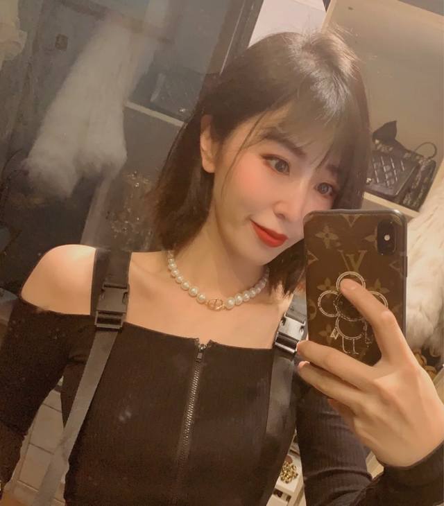我们出品 Z批 7410，量大咨询客Fu 必入珍珠Choker 巨美，巨美的珍珠Choker，珍珠从大到小的渐变，每颗珍珠中间都有一颗特定的小扁金珠，最中间的主