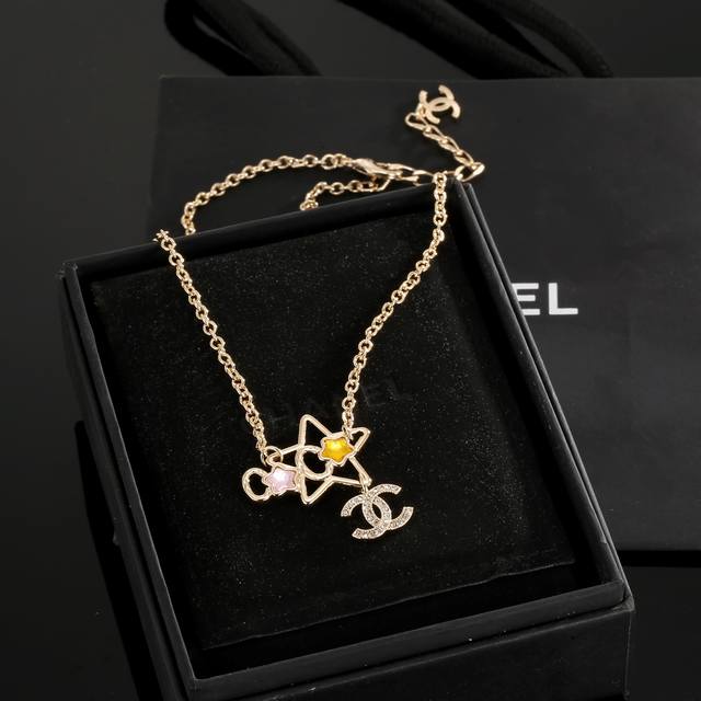 Chanel 香奈儿星星项链，高端品质，专柜同材质，做工精致细腻，重工版本，简约大方温文尔雅，特别温柔。经典双C上点缀着施华洛世奇水钻，Blingbling的超