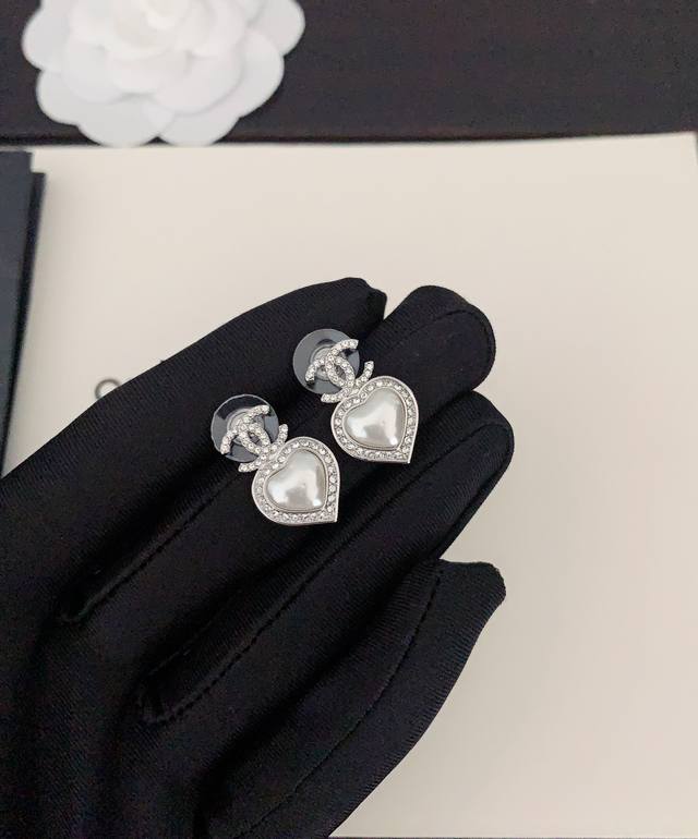 Ch*Nel 最新款白金爱心耳钉 一致Zp黄铜材质