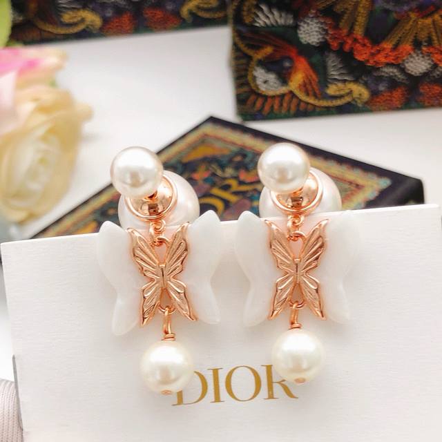 编号Ded0640 Dio*最新款蝴蝶耳钉 一致Zp黄铜材质