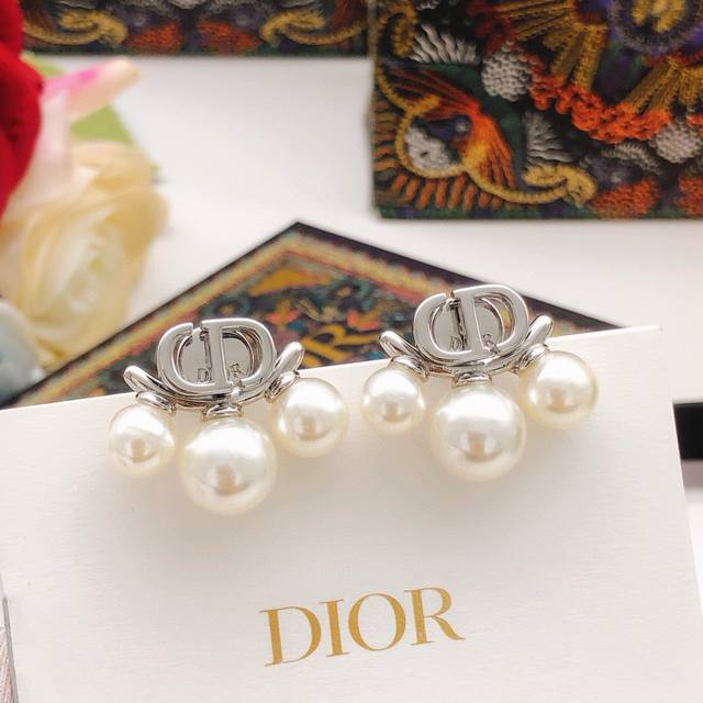 编号Ded0626 Dio*最新款迷你Cd吊珍珠银色耳钉 一致Zp黄铜材质