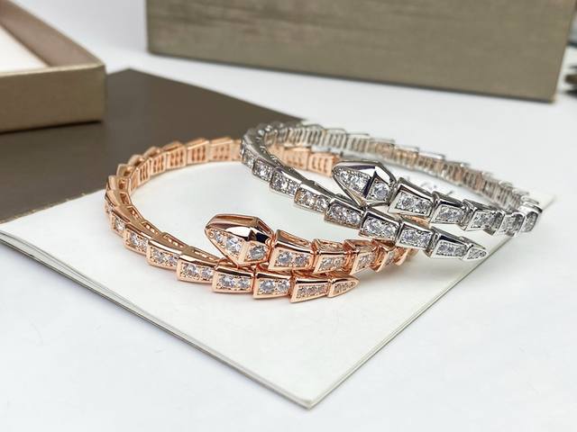 Bvlgari 宝格丽满钻单圈蛇手镯满钻蛇手镯 细腻妖娆的线条设计 饰以明亮钻石 让霸气的蛇形更显女人味 细节做工精细 玫瑰金 银色P.