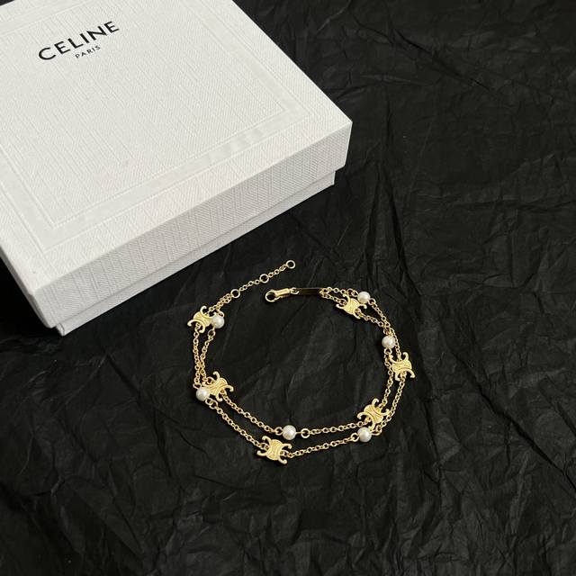 Celine 赛琳 手链 一直是简约时尚界的标杆大胆的设计 百看不厌搭配起来更Fashion