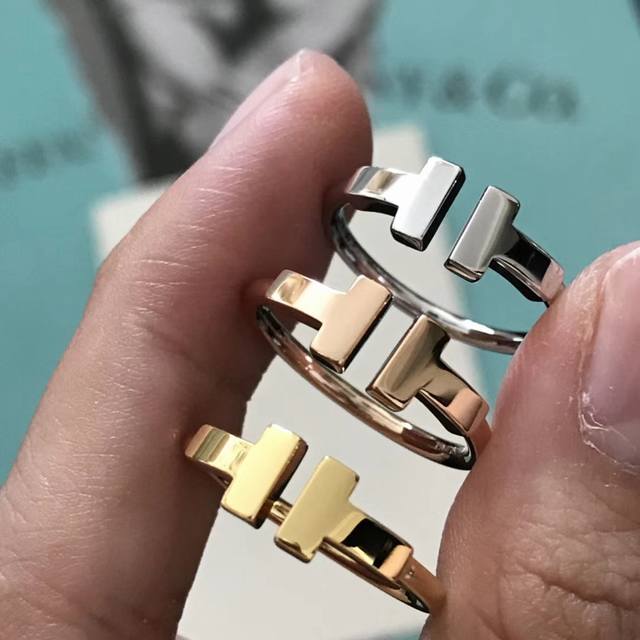 精工版本 蒂芙尼开口戒指 幸福并不是在别人眼里，如此甚好。只要努力你想要的岁月都会给你 电镀18K金工艺 专柜版本 一比一质量金钻石双T戒指 专柜一比一Logo