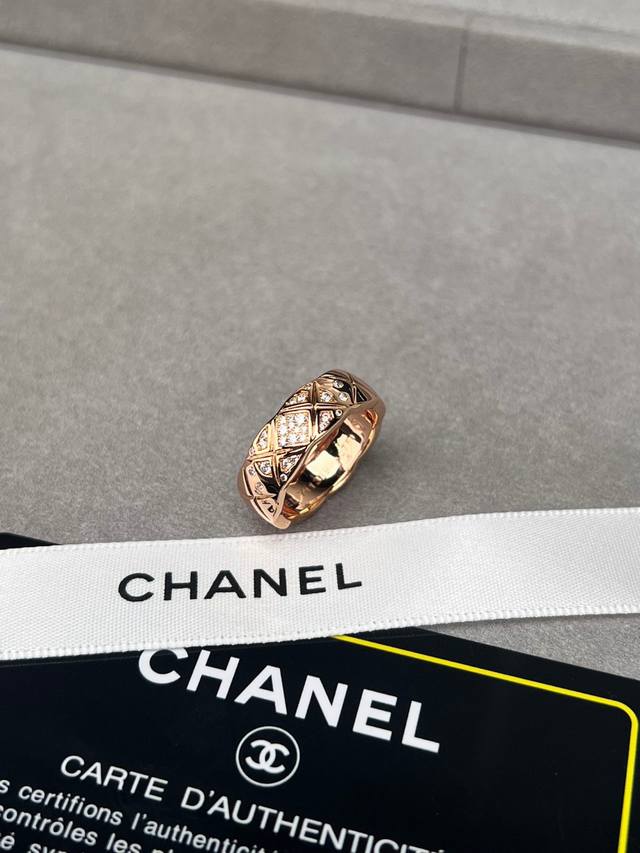 精工版本 Chanel最经典最优雅的香奈儿菱格纹戒指，摩登又率直，个性独立，气质不凡，低调奢华，极富现代感！无论单戴还是叠戴，都能彰显独一无二的风格！交叉菱格纹