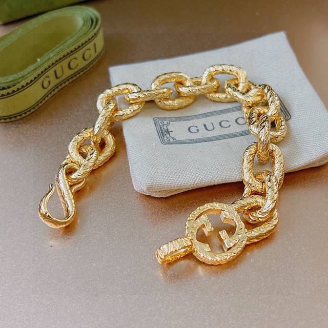 最新出炉黄金土豪版手链 独家高品质 Gucci古驰手链最新款的经典款 精致无论款式 质感 都是绝对的顶尖Feel 只要看一眼就懂了 超 Nice 搭配衣服最佳的