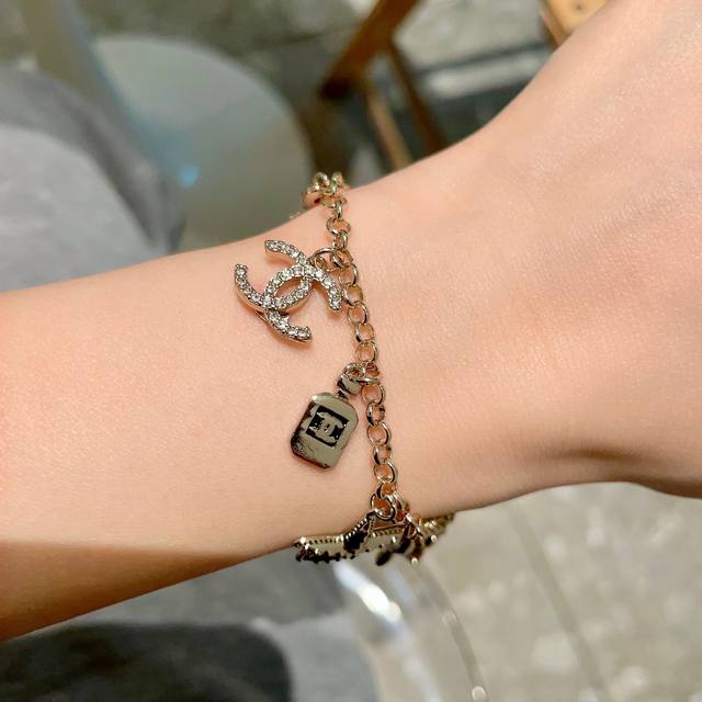 Chanel香奈儿 中古 字母手链小香家的款式真心无需多介绍每一款都超好看，精致大方，非常显气质.