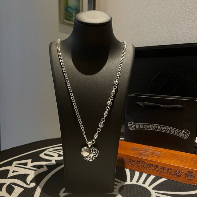新款 专柜品质 Chrome Hearts克罗心 经典复古侧身项链 藤花宝剑吊坠 凹凸造型不同的花纹设计风格 呈现出与众不同 十字架 童军花是克罗心的志 所以更