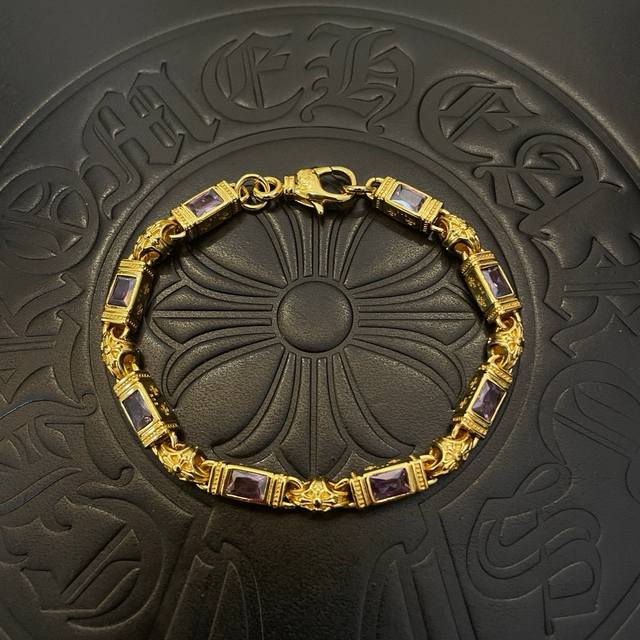 新款 专柜品质 Chrome Hearts克罗心黄金色多元素紫钻十字架手链 快手 Ins 小红书热门 凹凸造型不同的花纹设计风格呈现出与众不同 十字架童军花是克