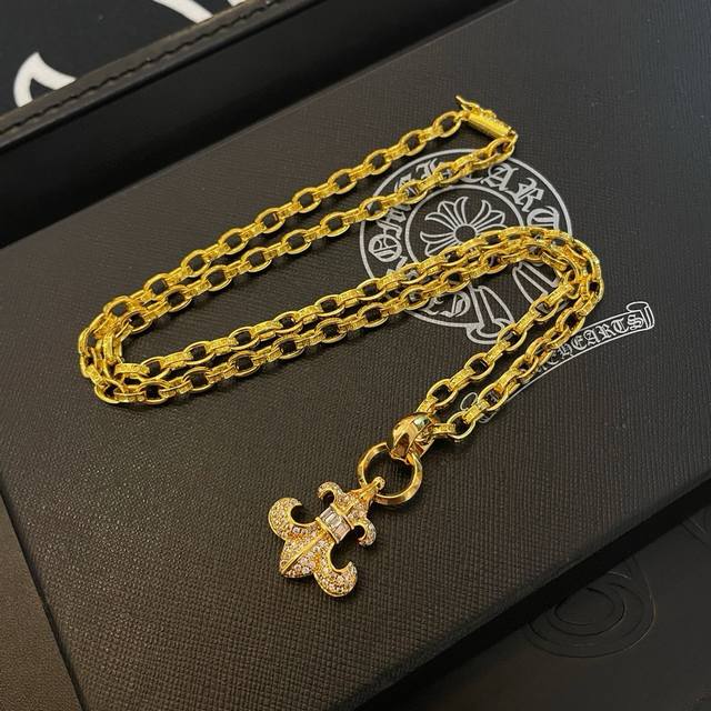 新款 专柜品质 Chrome Hearts克罗心 经典黄金色字母项链 童军花镶钻吊坠 凹凸造型不同的花纹设计风格 呈现出与众不同 十字架 童军花是克罗心的志 所