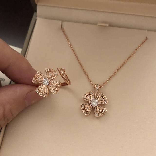 项链 戒指 精工版本 Bvlgari 宝格丽项链咏绽系列 四叶草 排钻 开口戒指 不挑手指 均可佩戴 送礼最佳 超美的一款 奢华满钻 开口可调节 精选电镀厚金