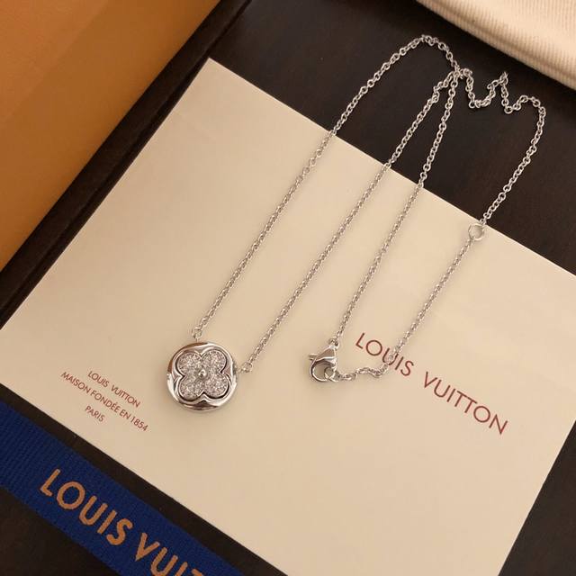 精工版本 Louis Vuitton 路易威登 Lv满钻四叶草项链电镀18K金工艺 专柜版本 一比一质量专柜一致 火爆款出货 设计独特 复古前卫 美女必备 白金