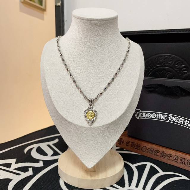 新款 专柜品质 Chrome Hearts克罗心镶钻项链 凹凸造型不同的花纹设计风格 呈现出与众不同 十字架 童军花是克罗心的志 所以更经久不衰 正品打版Chr
