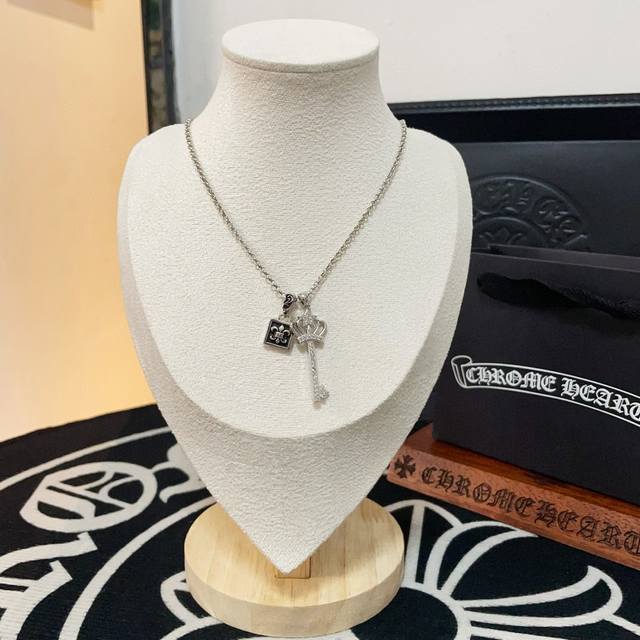 新款 专柜品质 Chrome Hearts克罗心经典方牌钥匙项链，凹凸造型不同的花纹设计风格呈现出与众不同 十字架童军花是克罗心的标志 所以更经久不衰 正品打版
