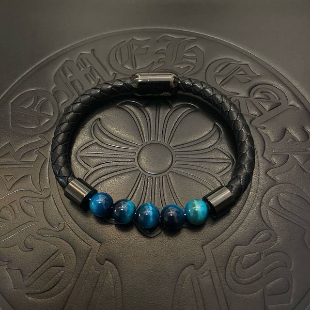 新款 专柜品质 Chrome Hearts克罗心 经典蓝虎眼珠子*复古多元素手镯 凹凸造型不同的花纹设计风格呈现出与众不同 十字架童军花是克罗心的标志 所以更经