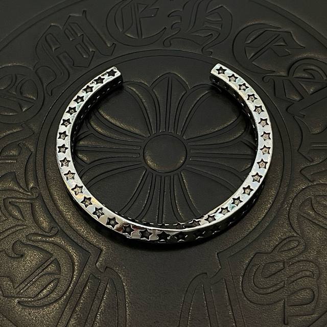 新款 专柜原版品质 非普通版本，快手 Ins 小红书热门爆款，Chrome Hearts克罗心经典五星花开口手镯，凹凸造型不同的花纹设计风格呈现出与众不同 十字