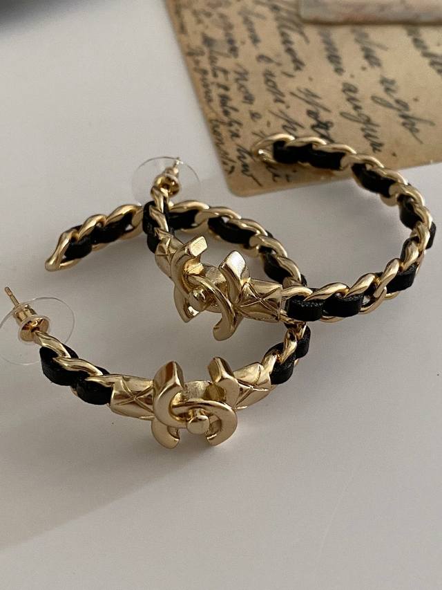 Zp打版 小香 Chanel 真皮串字母圆环耳钉耳环 优雅大方精工设计 雕刻 非常修饰脸型 青春活力 一眼就被这款吸引了 非常漂亮的颜色搭配 时尚又俏皮