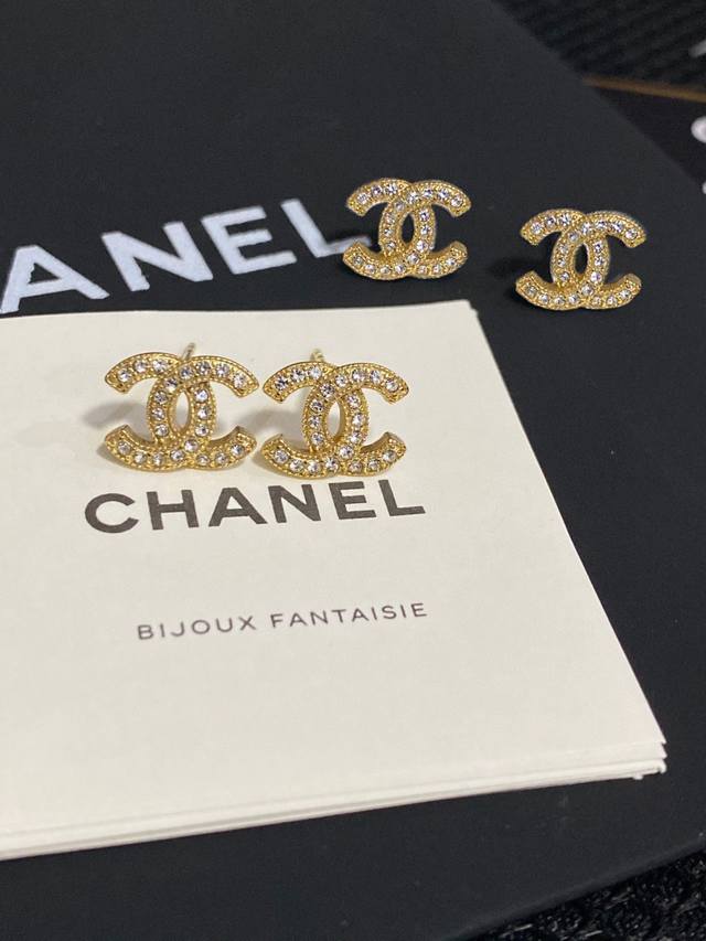 Chanel香奈儿最新款Logo字母耳钉耳环 925纯银针 热销款 市面最高版本！专柜1:1款式开模 专柜原版同材质.小香经典原版Logo字印香奈儿女神必备