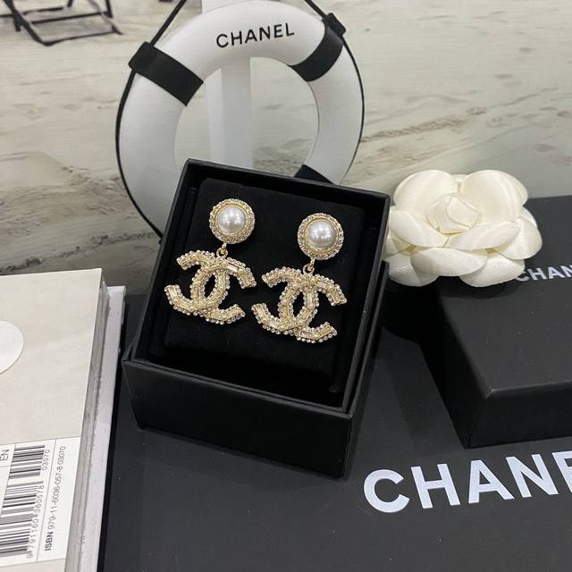 Chanel小香方钻字母珍珠耳钉 Z 5900，超级爆款超级无敌爆款！上架即售空！抢都抢不到的节奏，超有设计感的花边钻边和长方形施华洛钻，高级感满满，非常炸眼的