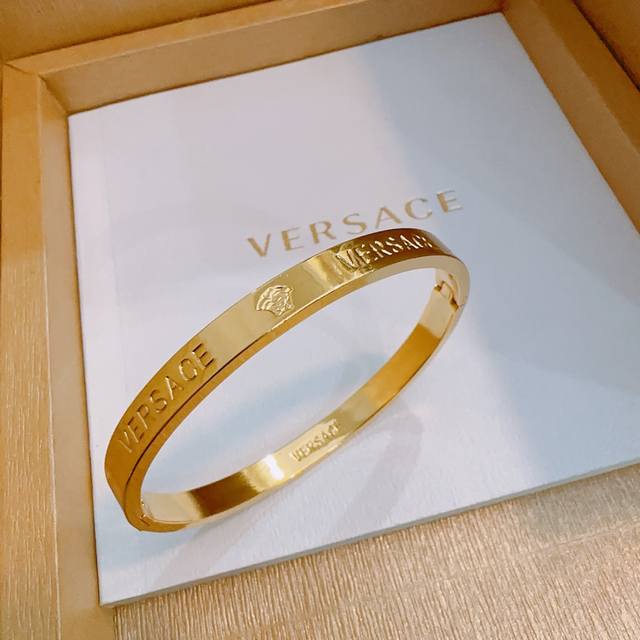 Versace 范思哲 杜美莎标志手环 帅气酷炫 同时透露着一丝不羁的自由气息 展现别样趣味魅力 做工精致钻镶嵌 绝对高逼格 等同正品