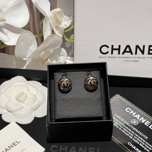 Chanel25C立体小圆精雕字母小金豆耳环 十分有设计感双C圆环字母， 太美了！一眼就爱上的系列非常有Vintage的味道，这款绝对是自带神仙颜值的好不非常重