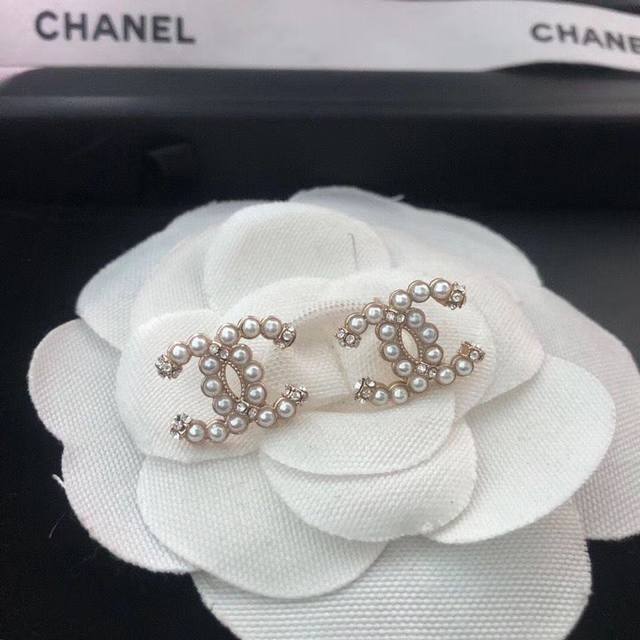 Zp打版 小香 Chanel 双C晶钻米粒间隔珍珠耳钉耳环优雅大方精工设计 雕刻 非常修饰脸型 青春活力 一眼就被这款吸引了 非常漂亮的颜色搭配 时尚又俏皮