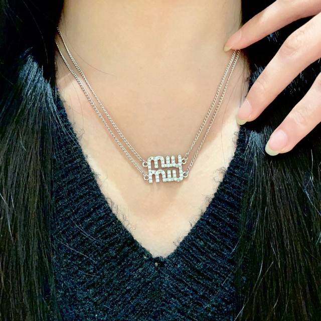 Miu Miu 满钻字母项链 M真的太懂女人了