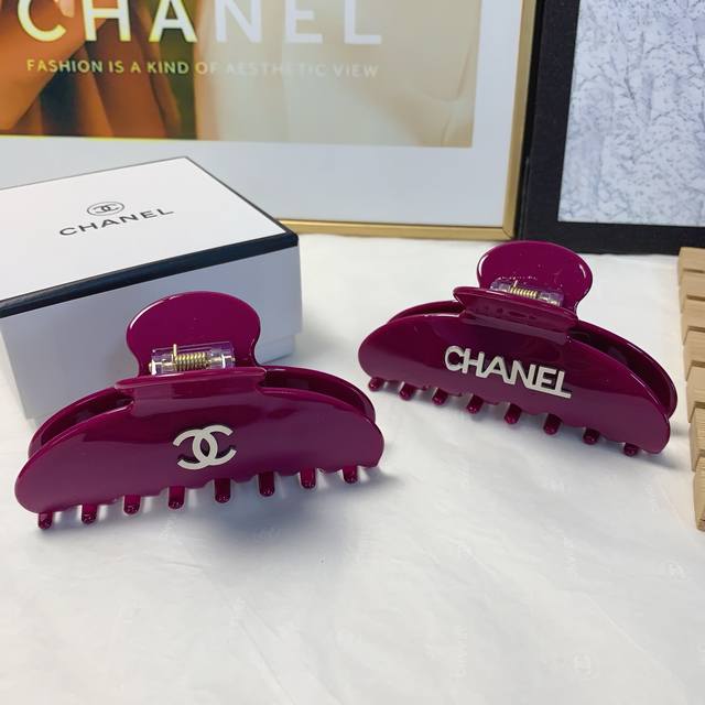 一个Chanel小香 Chanel抓夹 小香风醋酸钛钢Logo抓夹 气质百搭 日常精致小单品 小仙女必入单品 宝藏款 闭眼入推荐款
