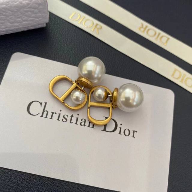 Dior 迪奥 2025代购级别 白贝珍珠耳钉 耳环 细看都是小惊喜 高级定制 Cd星星白贝母双珠 非常火爆 耐看