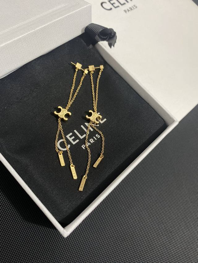 Celine赛琳链条流苏字母耳钉 赛琳已经自成一股流行元素持续为女性诠释优雅、创造时尚，Celine家的饰品风格绝对代表了一种新的生活方式就像此款耳环，跟服饰之