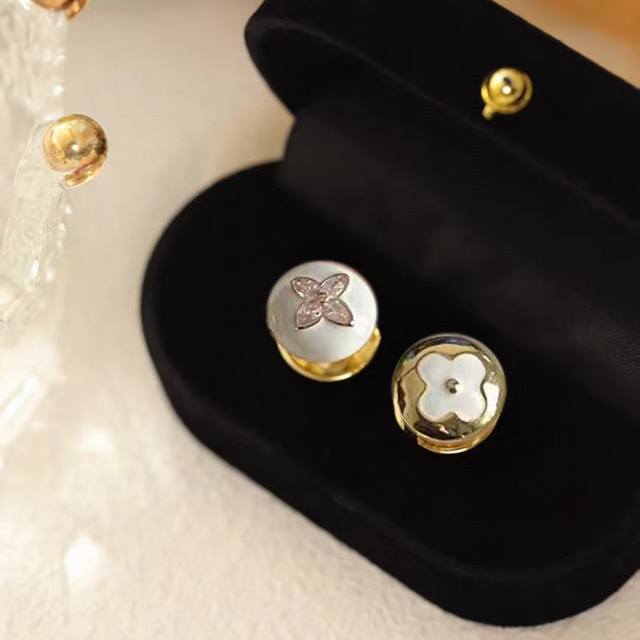 新款Lv 双面茶花圆环耳钉Louis Vuitton 路易威登专柜一致材质 火爆款出货 设计独特 复古前卫 男神、美女必备。