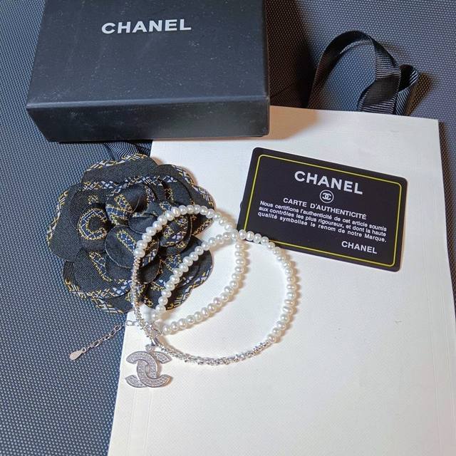 925纯银'chanel香奈儿双C晶钻吊坠天然精品淡水珍珠手链项链两用 珍珠以它的温馨，雅洁，瑰丽，一向为人们钟爱高贵华丽的设计 精挑镶嵌字母 天然淡水白珍珠