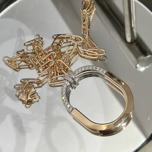 S0166 T家 新款火爆登场 U型锁 双色 项链 欧美范十足 人手必备 超精工打造 通体S925纯银材质电镀18K金 防过敏处理 分色电镀 亚金项链