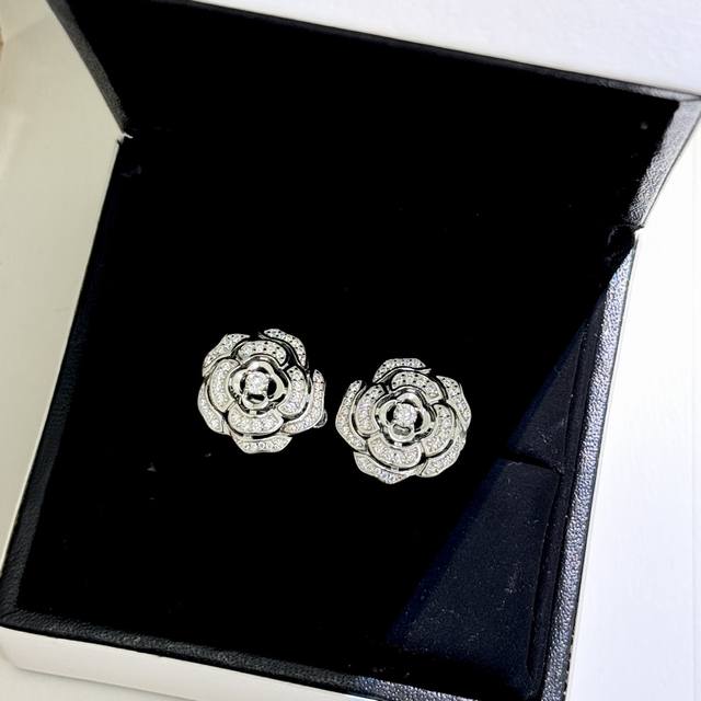 A0066 小香 Bouton De Camelia 系列，Bouton De CaméLia 山茶花 耳拍 By Chanel 依然以标志性的 山茶花 为灵感