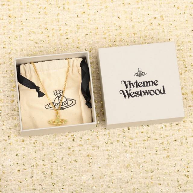 205718 我们出品 美美De夏夏同款，量大咨询客Fu Viviennewestwood 重磅推荐，一定要整套入，闭眼入准没错！纯粹王冠球是经典的象征，闪耀土