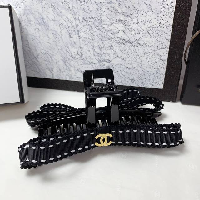 Chanel小香 Chanel抓夹 欧美线条蝴蝶结 Logo压夹边夹Bb夹刘海夹日常精致小单品 气质百搭小仙女必入单品 宝藏款 闭眼入推荐款 配发箍盒