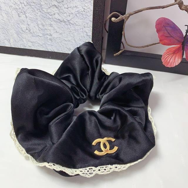 Chanel小香 Chanel发圈 雷丝边边 大号皮筋发圈大号肠圈钻钻Logo气质百搭小仙女必入单品 宝藏款 闭眼入推荐款 单个 配发箍盒