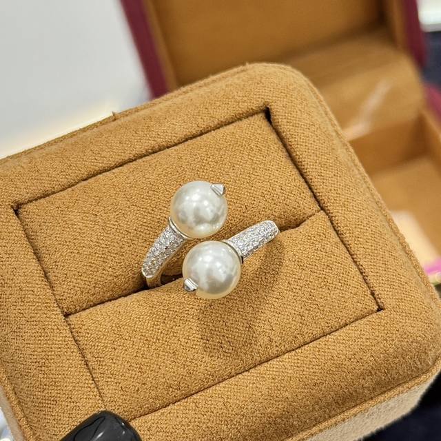 A4787 火爆 Mikimoto 双珍珠 开口戒指 超级受欢迎的热门百搭款 国外时尚博主人明星们最爱，很好搭配衣服 天然贝珠搭配 S925纯银材质 好品质送礼