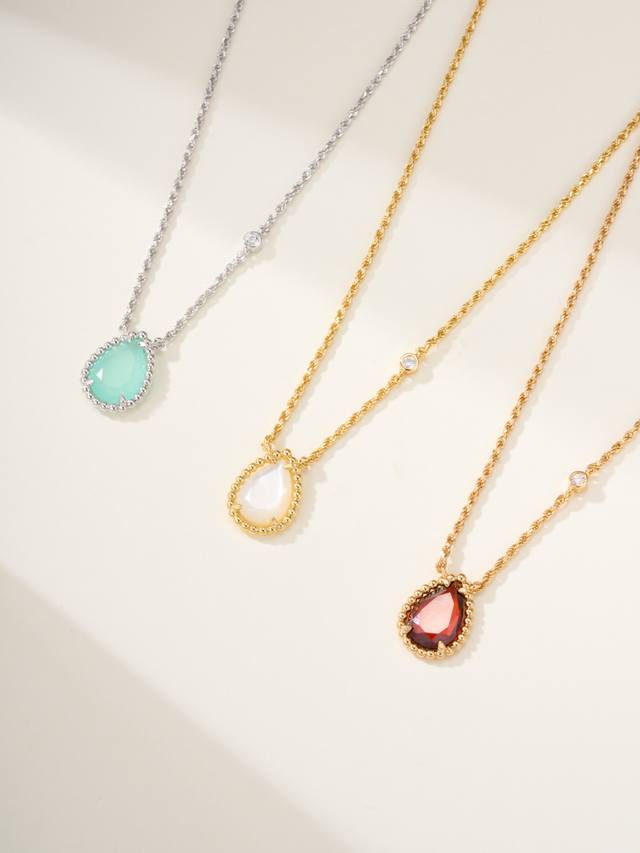 宝诗龙Boucheron 水滴天然石项链，以灵蛇为设计灵感的珠宝盛行一时。 Boucheron 宝诗龙通过 Ser批Ent Boheme 系列，重现昔日经典，成